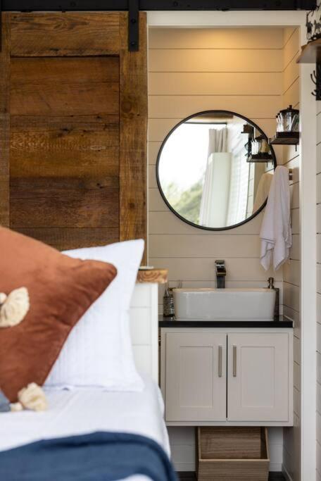 New The Perry Cozy Container Home Fredericksburg Ngoại thất bức ảnh